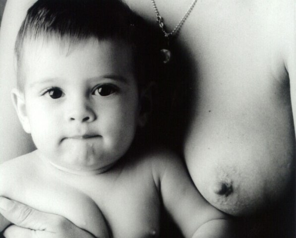 madre con bebe reflexionando sobre como ejercer el permiso para el cuidado del lactante